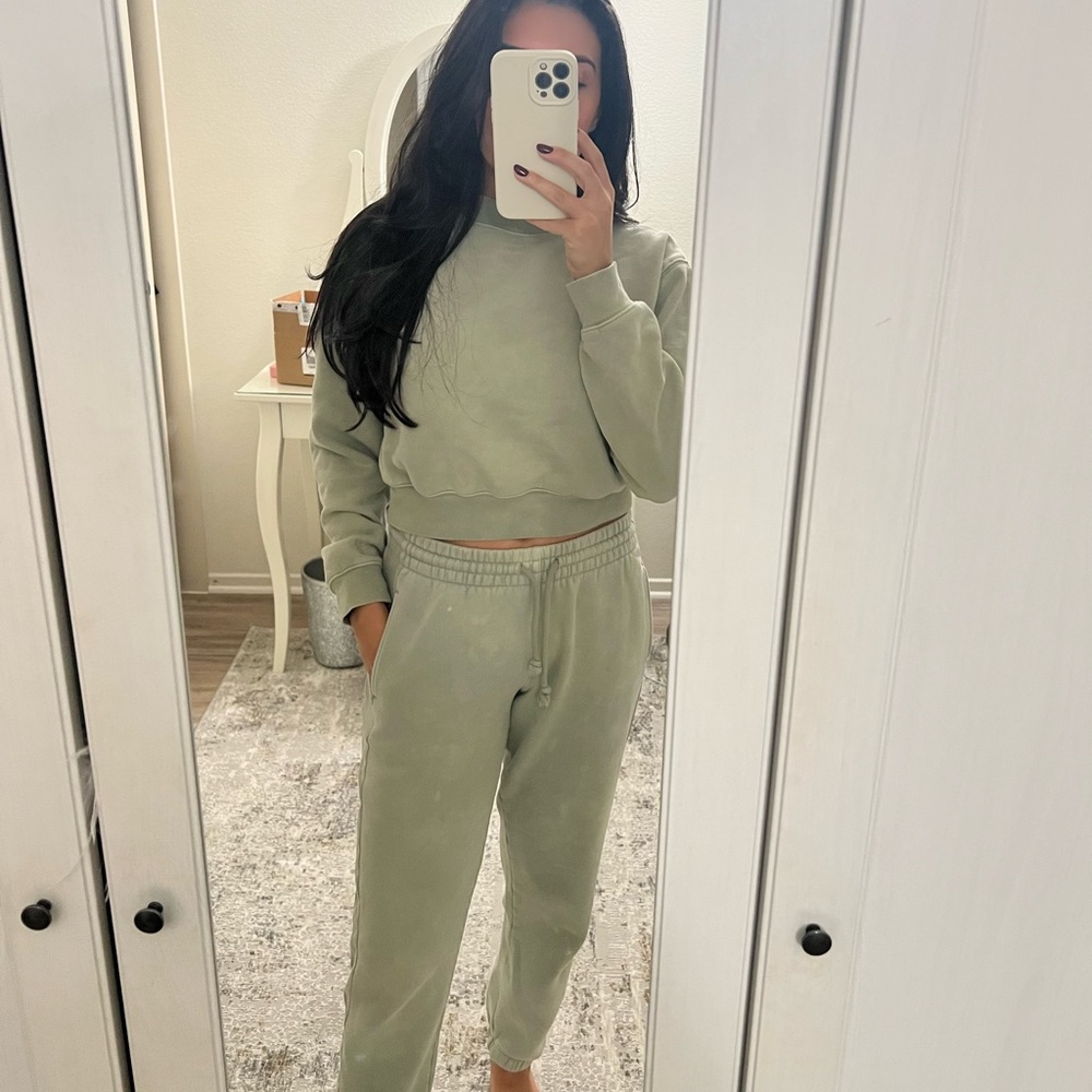 Aritzia cozy fleece sweat suit - Picture 1 of 5
